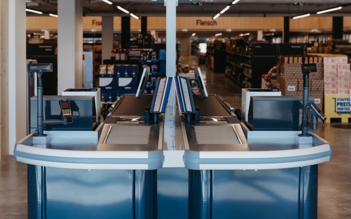 Zwei Kassen mit Laufband