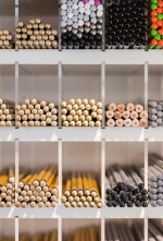 Überischt über die Buchhandlung Tyrolia mit Mittelraumgonel, Präsentationstisch und gelben Hängelampen.