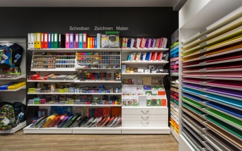 Warenpräsentation an der Wand für Schreibware und Papier.
