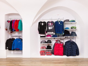 Wand eines Kleidungsgeschäfts für Kinder
