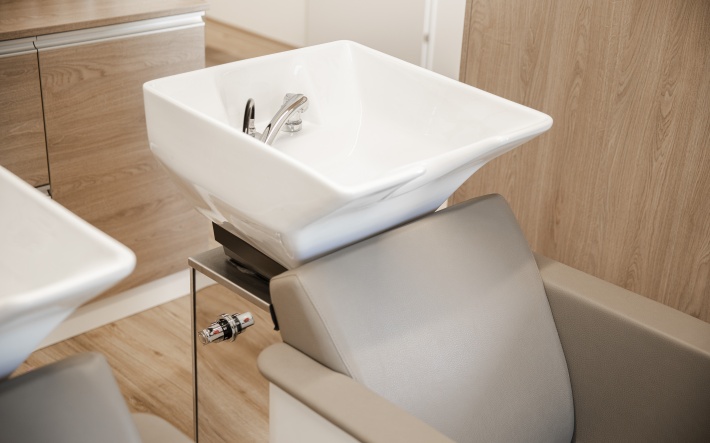 Welonda Friseurstühle und Waschbecken