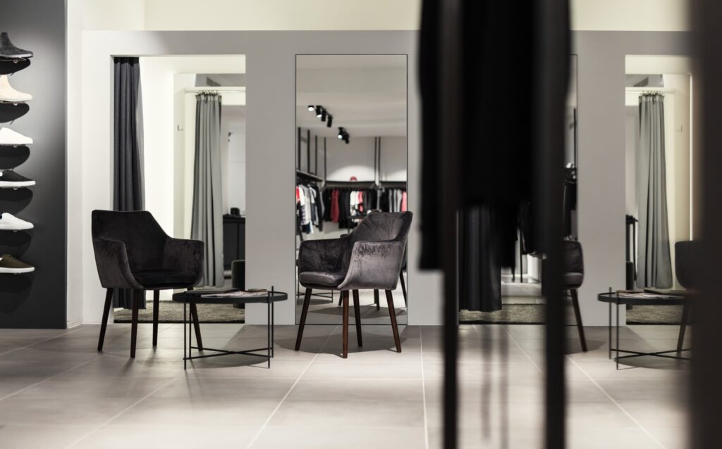 Modeboutique mit eleganten Stein-Fliesen in der Umkleide- und Beratungszone – stilvoller Designboden für Premium-Retail