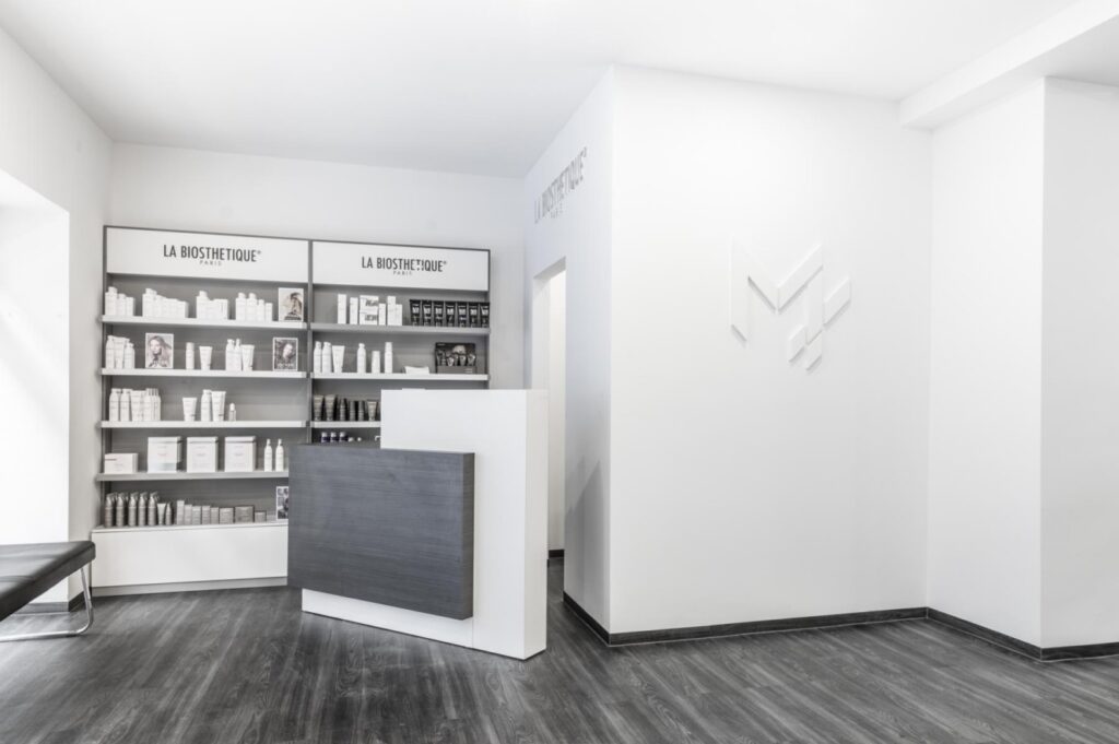 Hochwertig gestalteter Empfangsbereich eines Studios mit eleganten Materialien und Produktpräsentation
