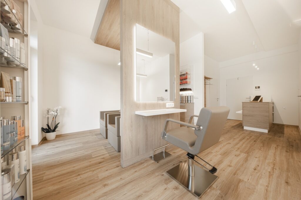 Kleiner funktionaler Friseursalon mit kompaktem Bedienungsplatz, Spiegel und integriertem Wartebereich