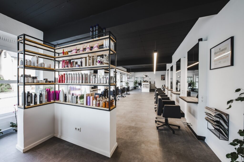 Friseursalon mit Bedienungsplätzen entlang der Wand - Steckdosen, Leitungsführung und Stromanschlüsse sind in die Möbel integriert
