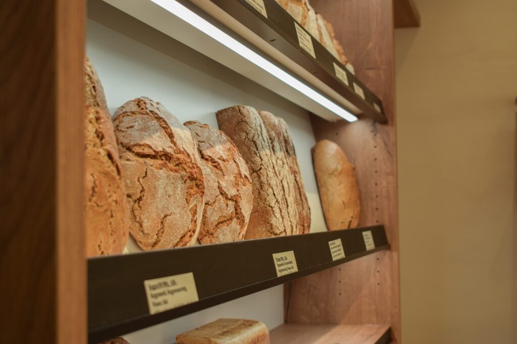 Fresh-Light Beleuchtung in einer Bäckerei-Vitrine mit goldbraun beleuchteten Backwaren