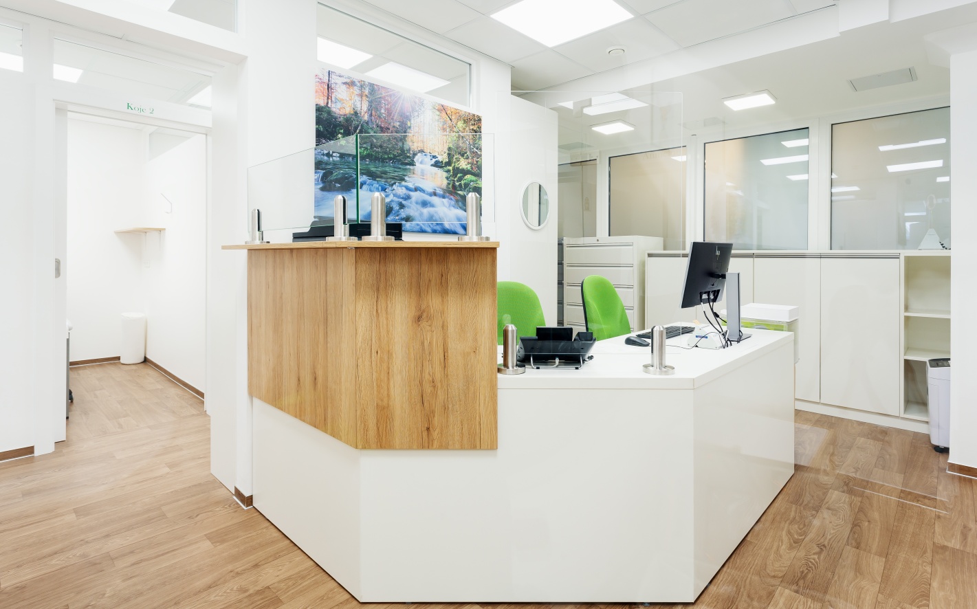 Ladenbau Ordinationen und Arztpraxen – Empfangsbereich mit klar strukturierter Patientenführung