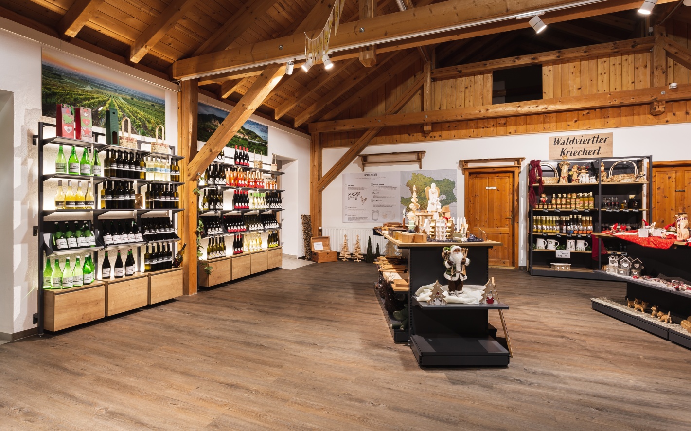 VRANA Referenzprojekt – Feinkost-Geschäft mit Holz-Atmosphäre und kuratiertem Sortiment
