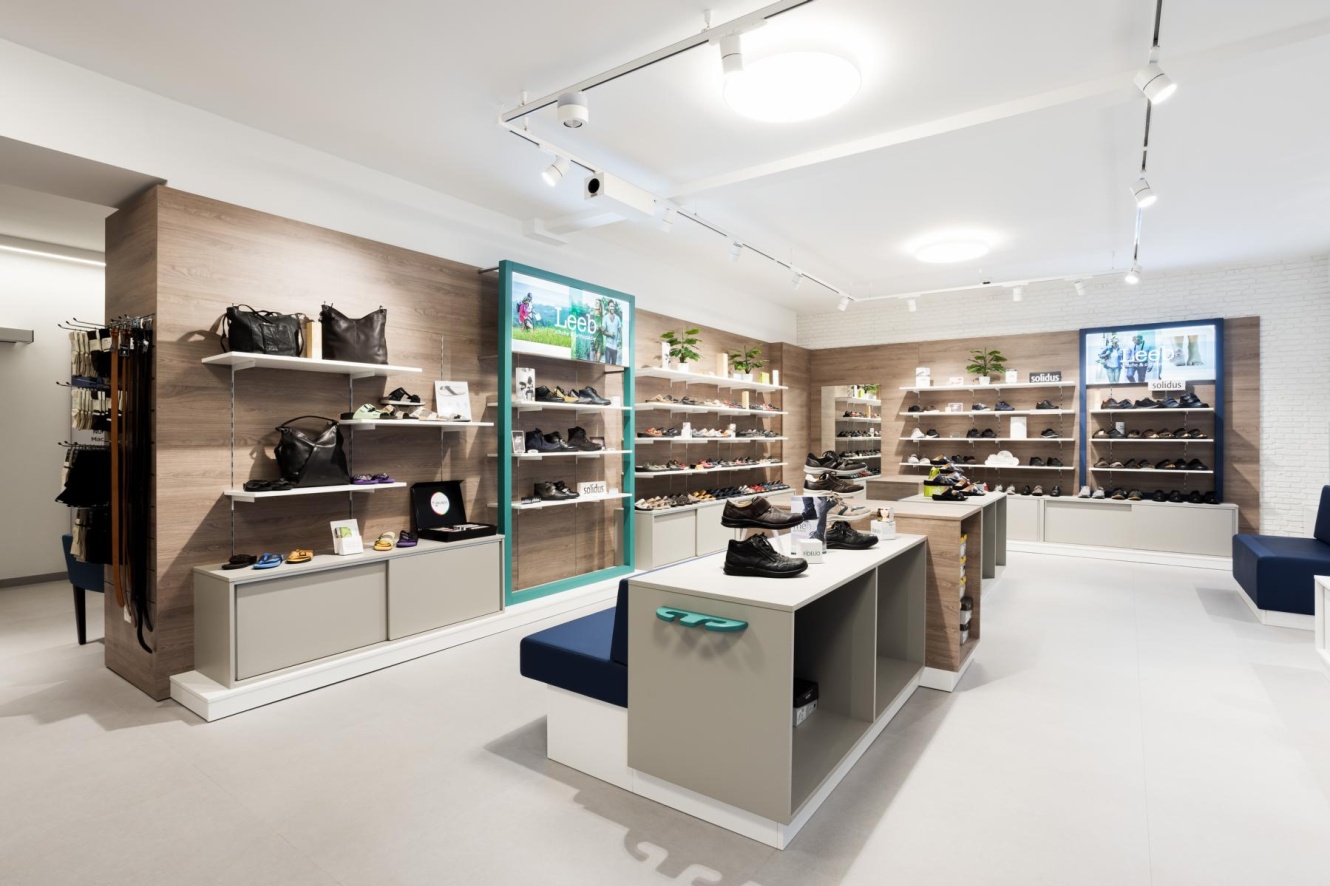 Ladenbau Orthopäden – Fachgeschäft mit Schuh- und Versorgungspräsentation und ruhigen Anpassbereichen