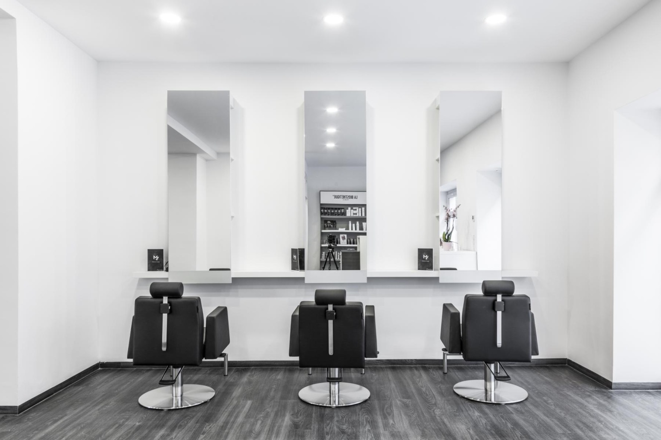 Mittlerer Friseursalon mit drei bis fünf Bedienungsplätzen, klar gegliederten Spiegelflächen und durchdachtem Zonenkonzept