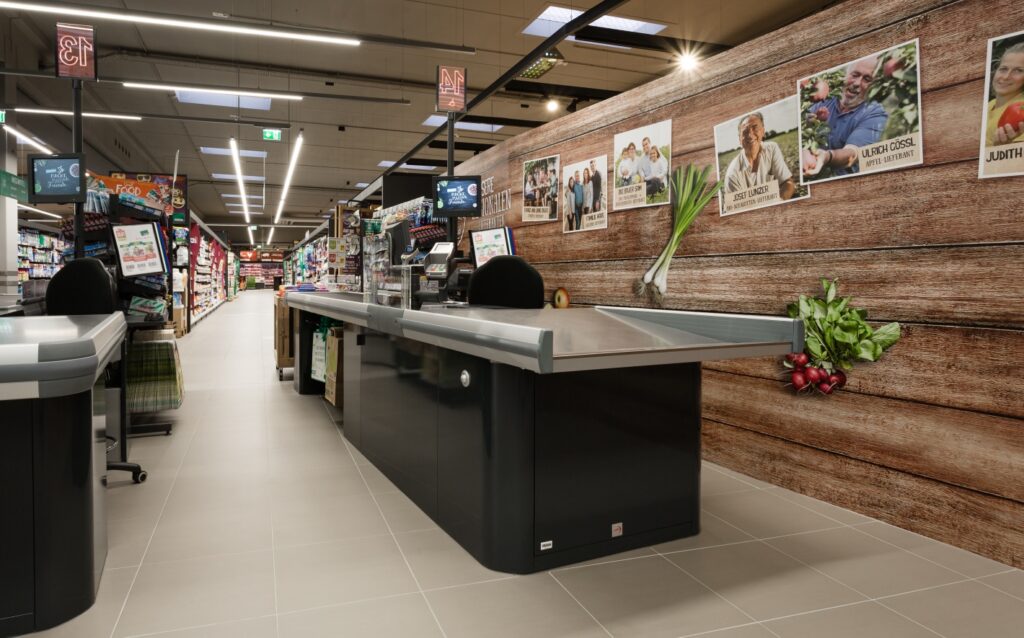 Modulare Regalsysteme und Gondeln im Supermarkt mit integrierter Beleuchtung