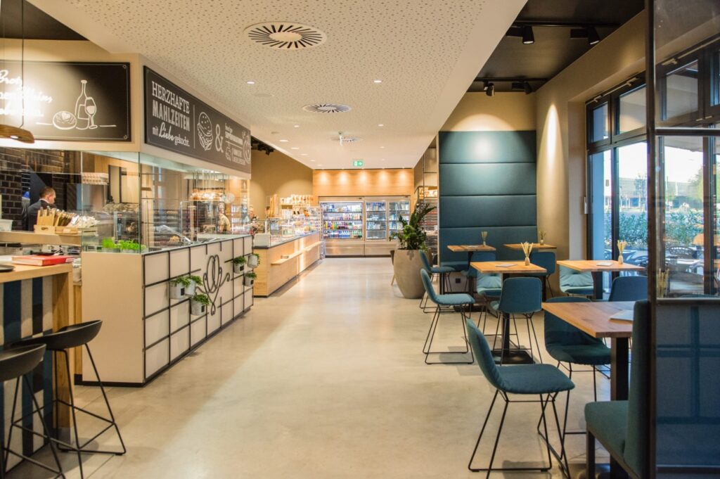 Referenzprojekt Bäckerei-Ladenbau von VRANA mit moderner Verkaufstheke und stimmiger Beleuchtung