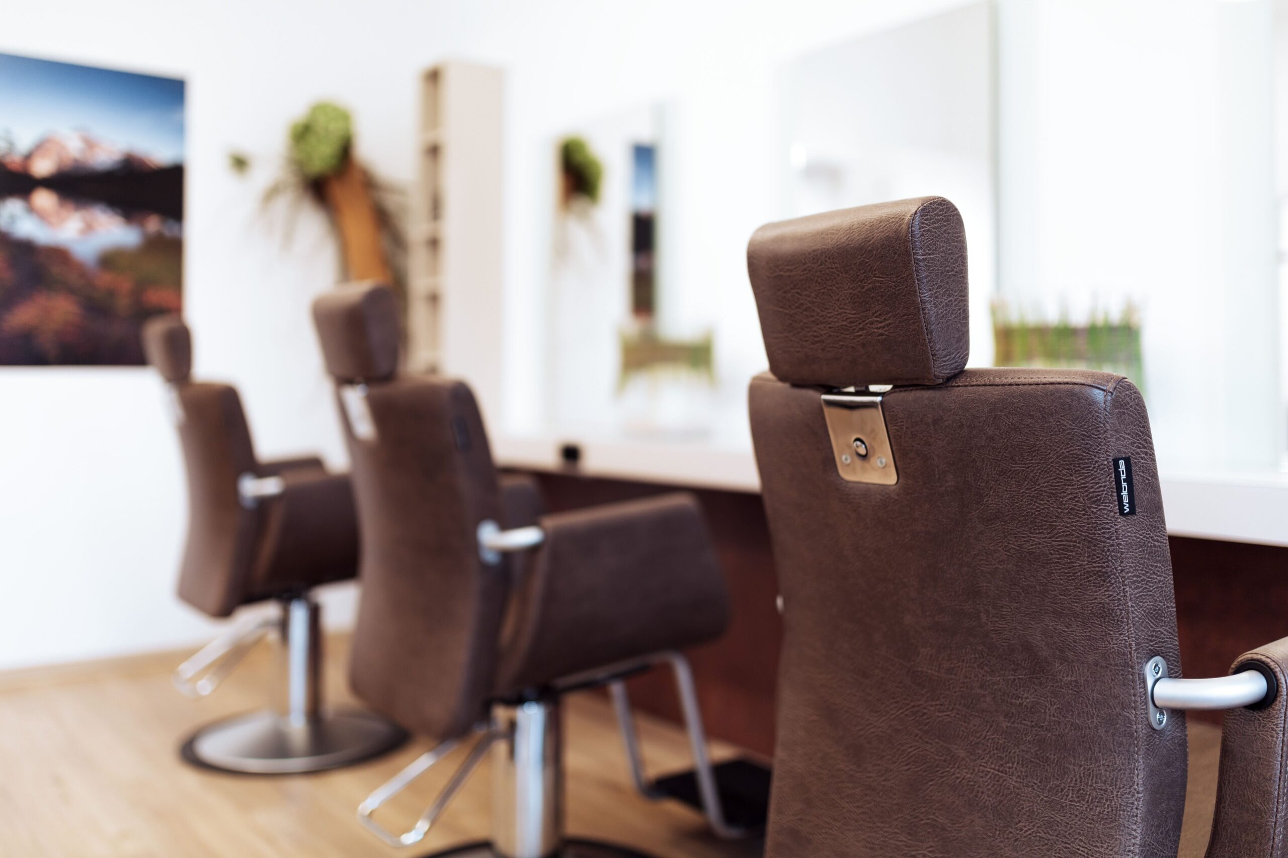 Barbershop-Einrichtung mit Holz, Leder und Metallelementen von VRANA