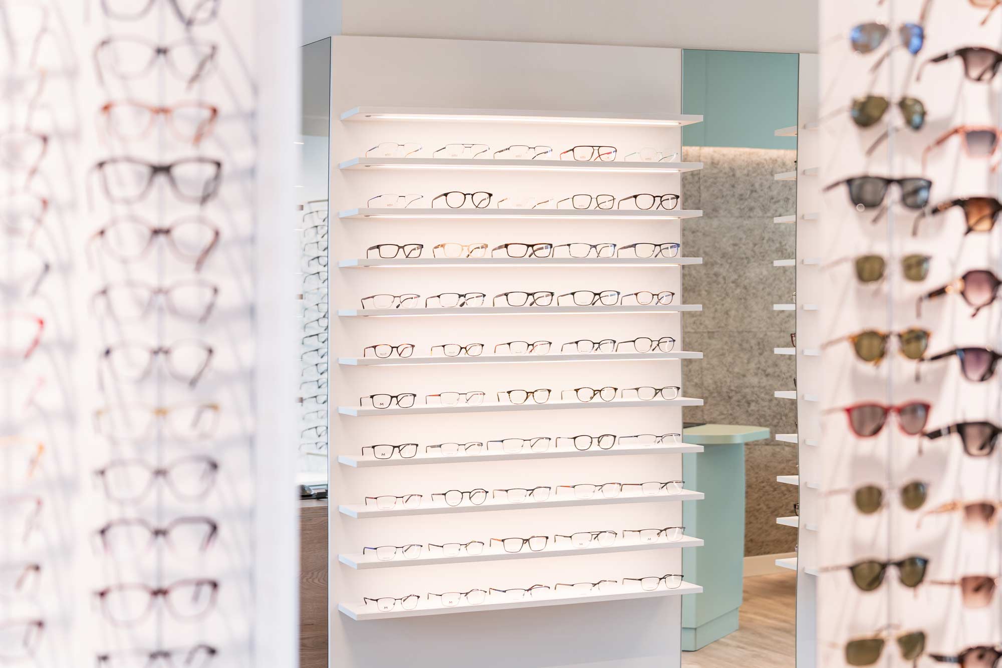 Ladenbau und Geschäftseinrichtung für Optiker von VRANA Shopdesign