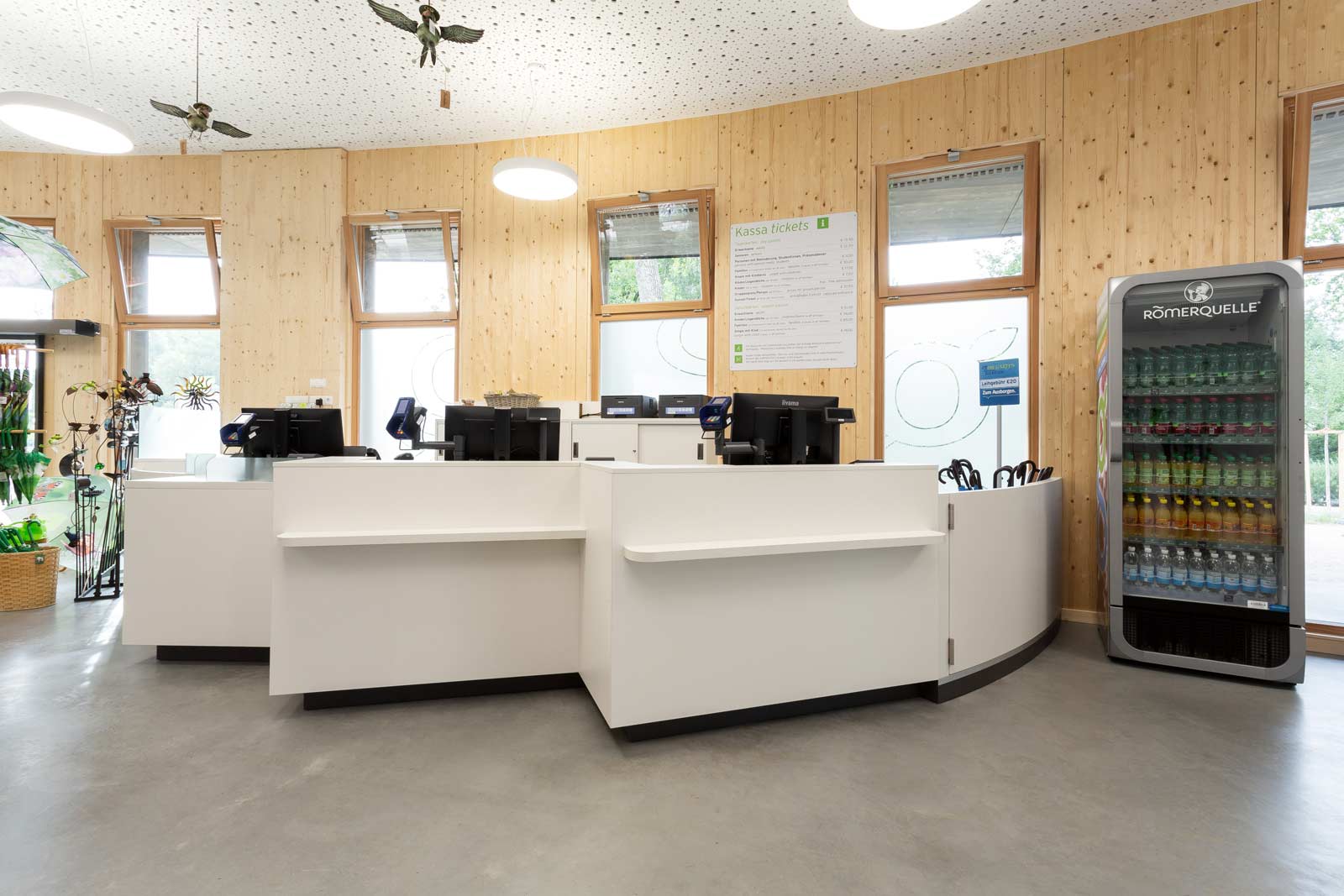 Kassapult im Ladenbau – durchdacht gestaltetes Kassapult mit Impulszone, Packfläche und ergonomischer Höhe